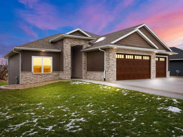 606 Rolling Hills Dr, Tiffin, IA 52340