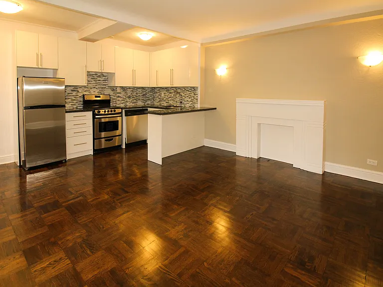 3110 Yonge St — Photo 6