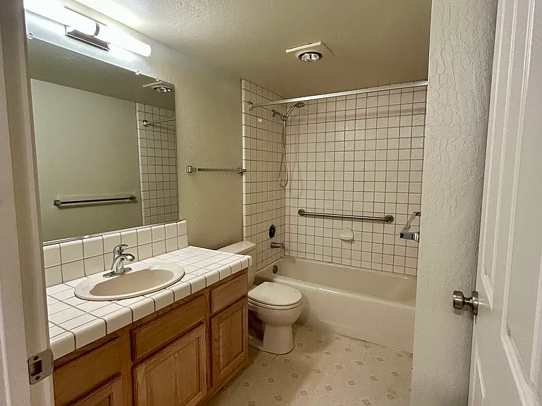 806 Isbel Ct — Photo 11
