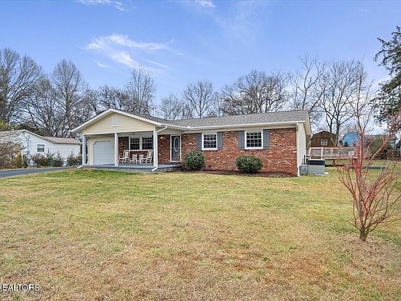 3rd image of 3100 NW Chestnut View Dr