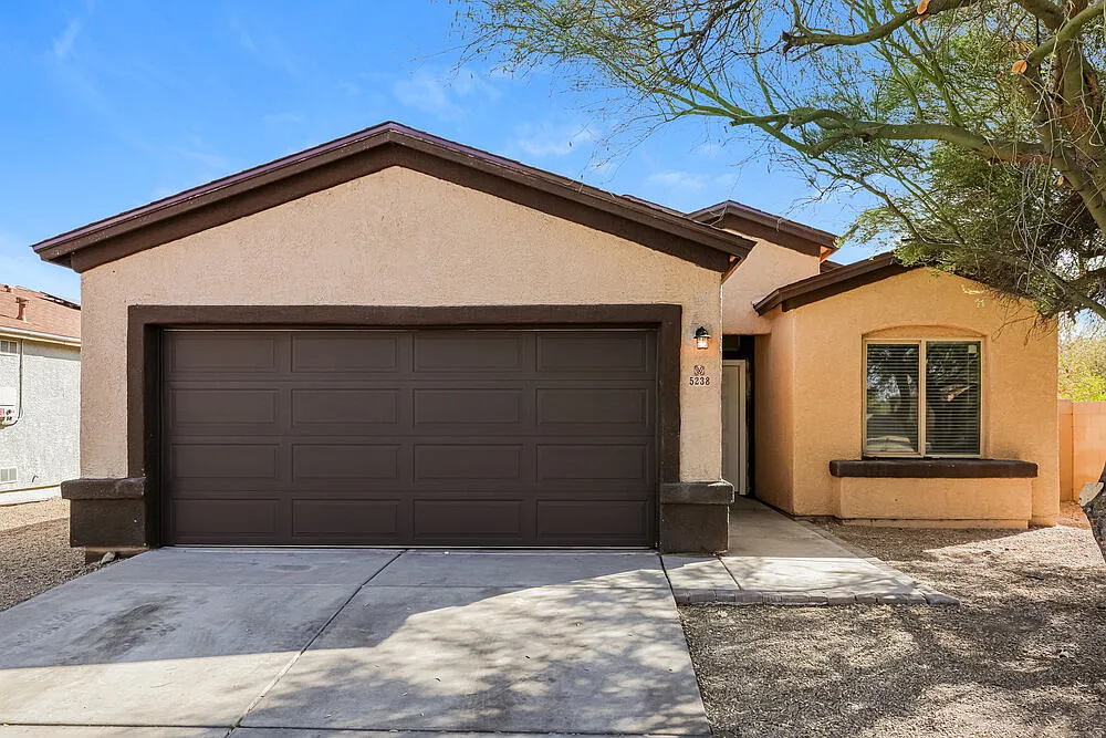 3 bed, 2.0 bath, 1789 sqft, $1,805 — Photo 1