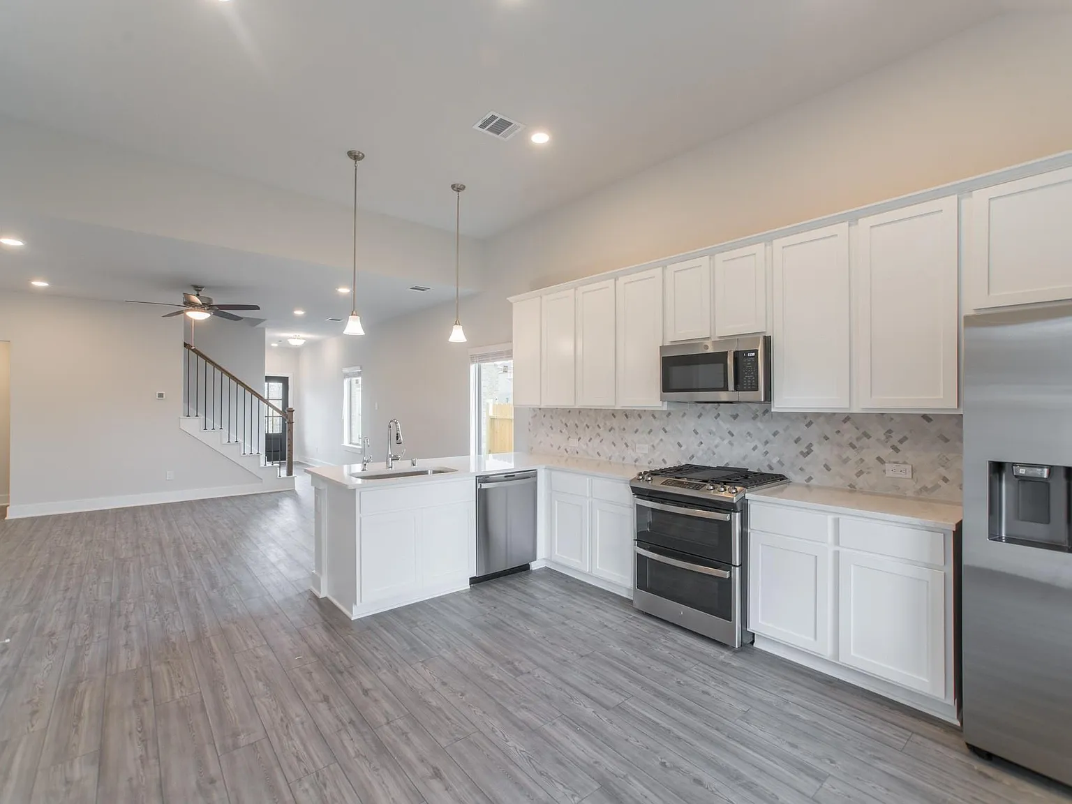 4 bed, 2.5 bath, 2166 sqft, $2,600 — Photo 2