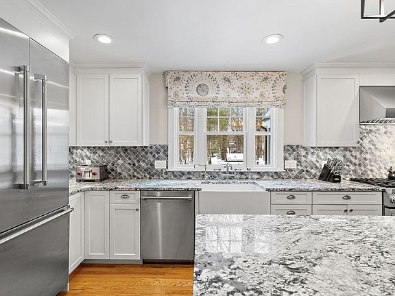 5th image of 48 Chanticleer Rd