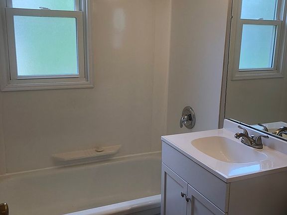 4th image of 703 Valerie Ln