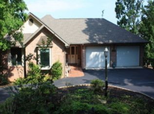 588 Island Pointe Ln, Moneta, VA 24121