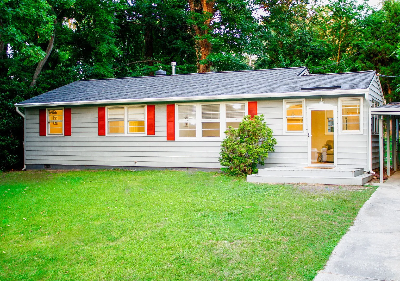 3BD/2BR Home by Duke-Raleigh Hospital — Photo 2