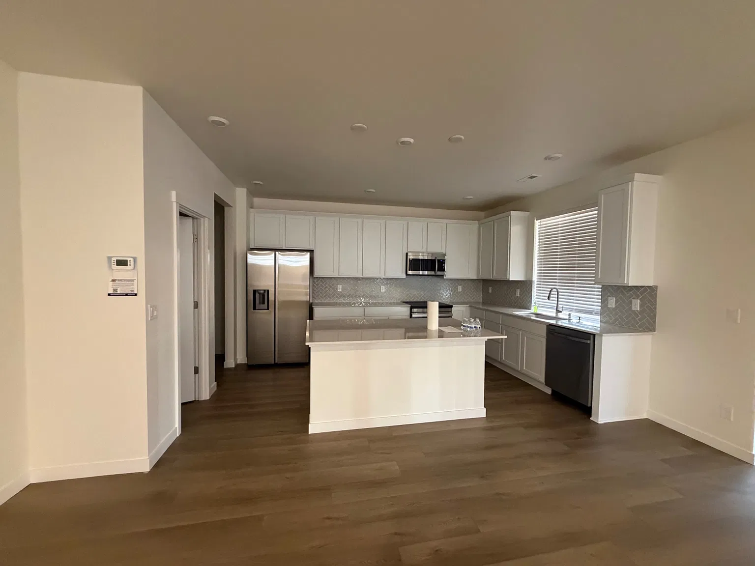5 bed, 2750 sqft, $4,200 — Photo 2