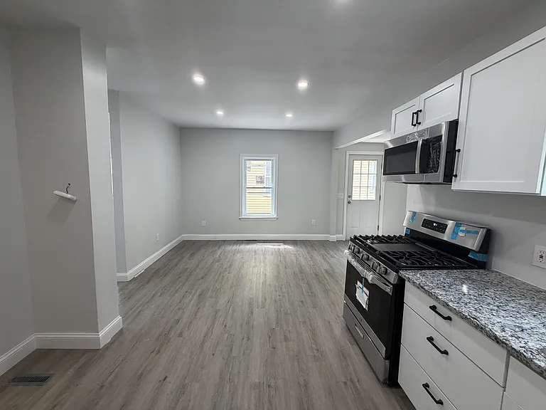 73-75 Draper Ave #75 — Photo 6