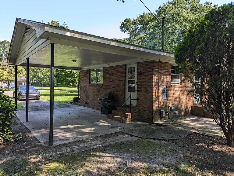 317 Grant Dr — Photo 2
