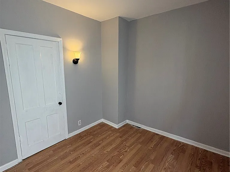 233 Laird Ave — Photo 7