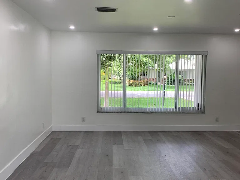4005 NW 76th Ave — Photo 10