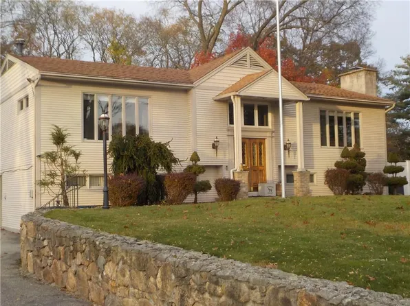 6 Lladnar Dr, Lincoln, RI 02865