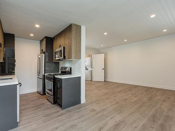 3rd image of 3652 Clarington Ave APT 4
