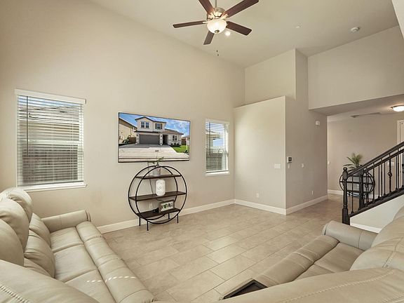 3rd image of 2912 Zinnia Way
