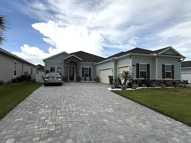 249 Oaklawn Ct — Photo 1