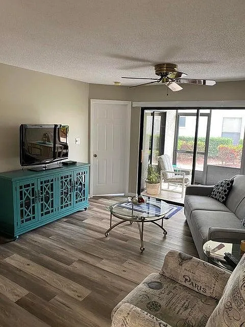 1099 Country Club — Photo 3
