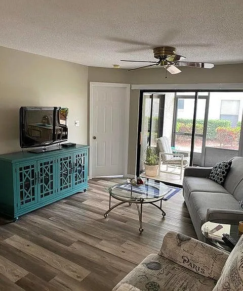 1099 Country Club Dr — Photo 3