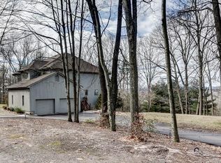 4 Woodledge Dr, East Granby, CT 06026