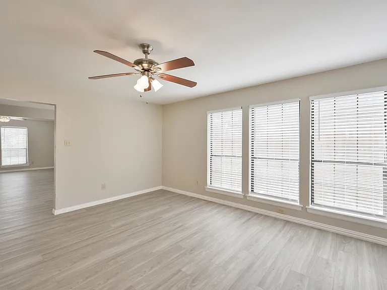 1521 Stratford Dr — Photo 25