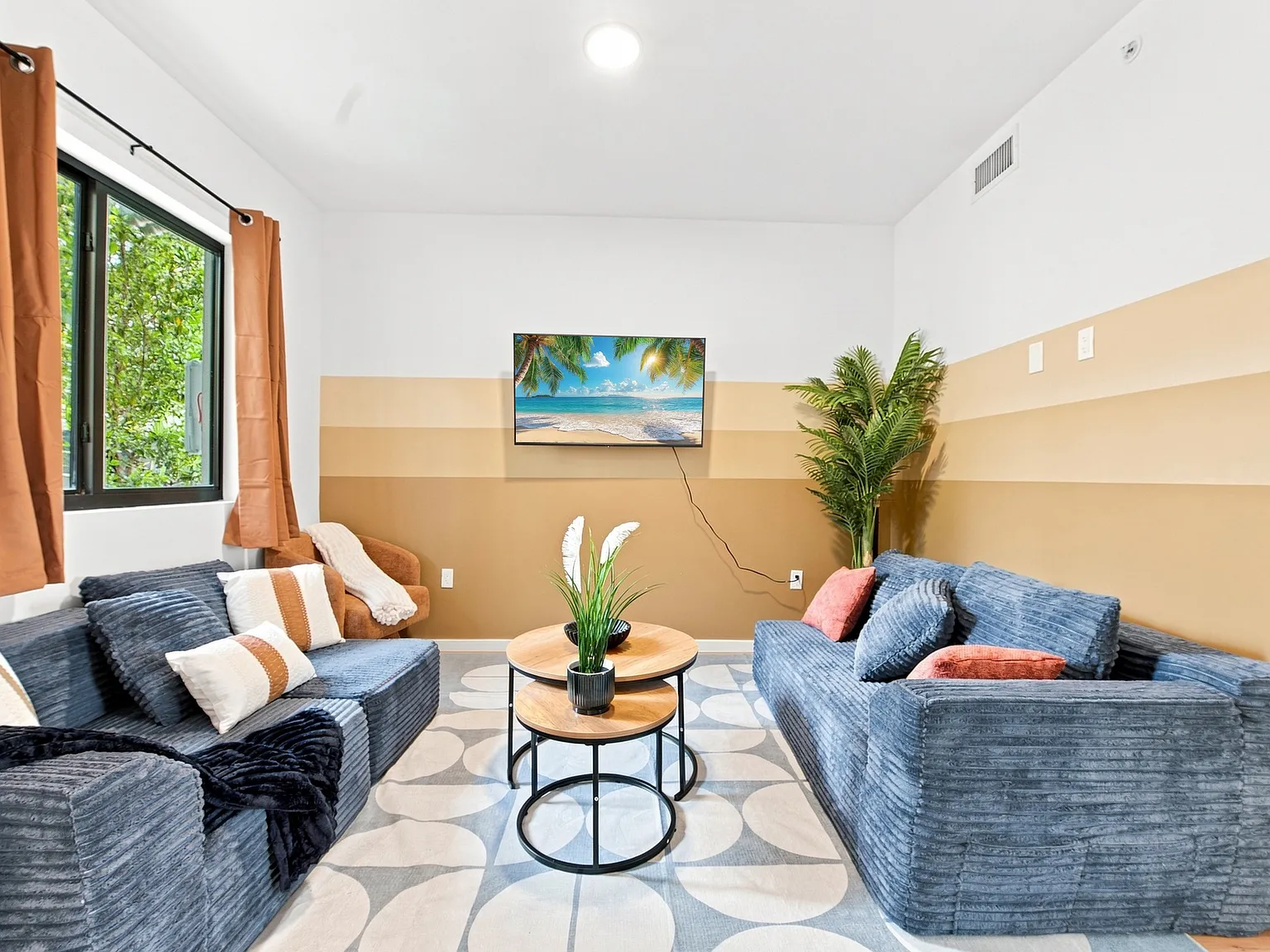 2 bed, 655 sqft, $4,700 — Photo 2