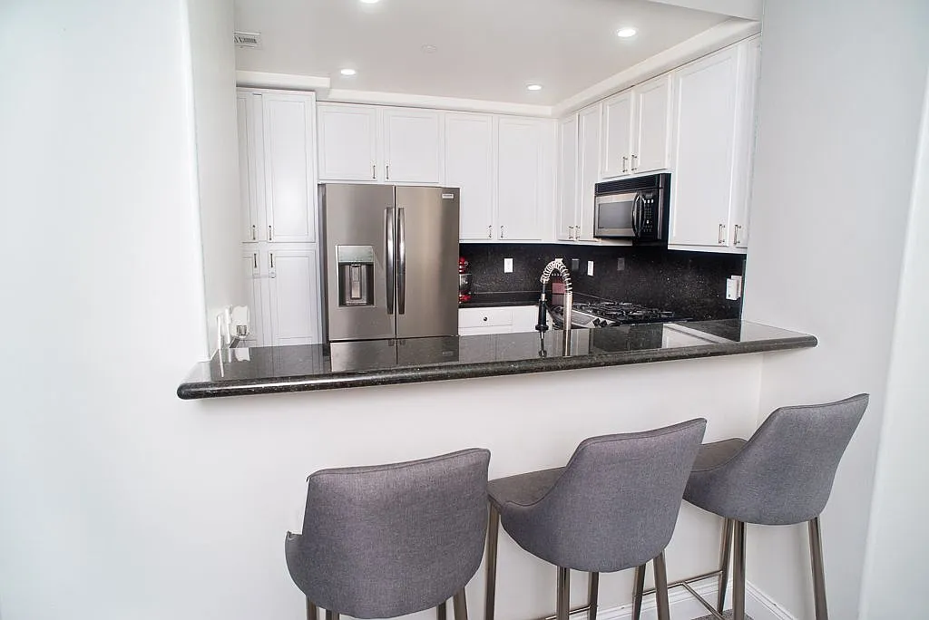 Building Photo - 9610 Zelzah Ave #302