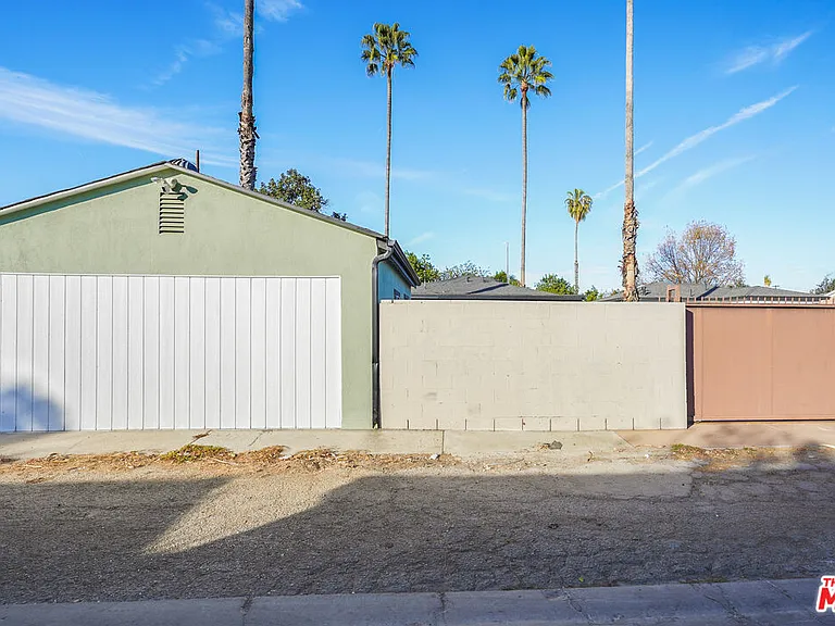 14828 Saticoy St — Photo 26