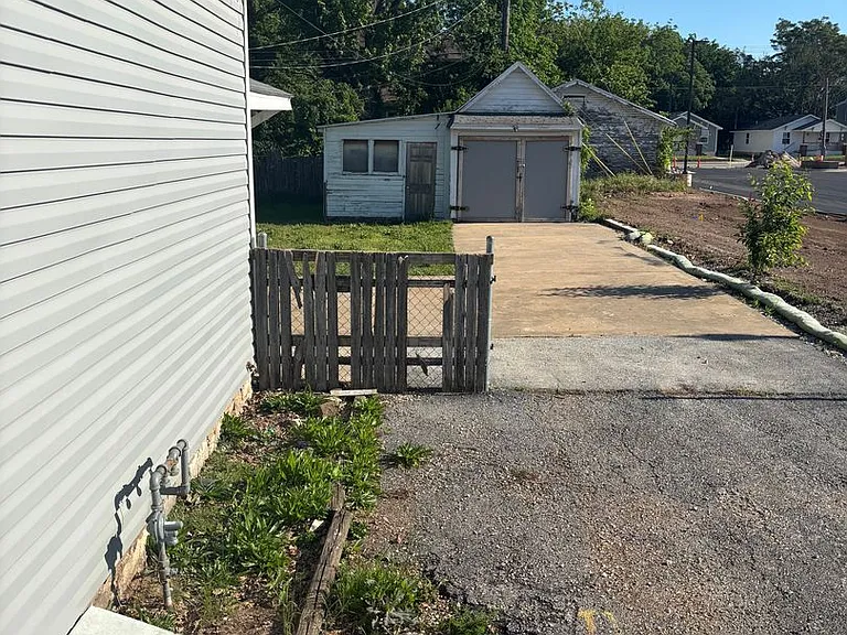 503 W Hovey St — Photo 8