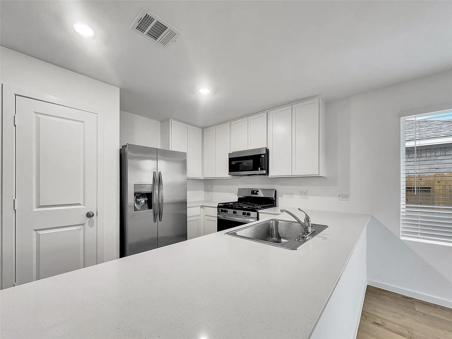 4 bed, 2.0 bath, 1776 sqft, $2,100 — Photo 3