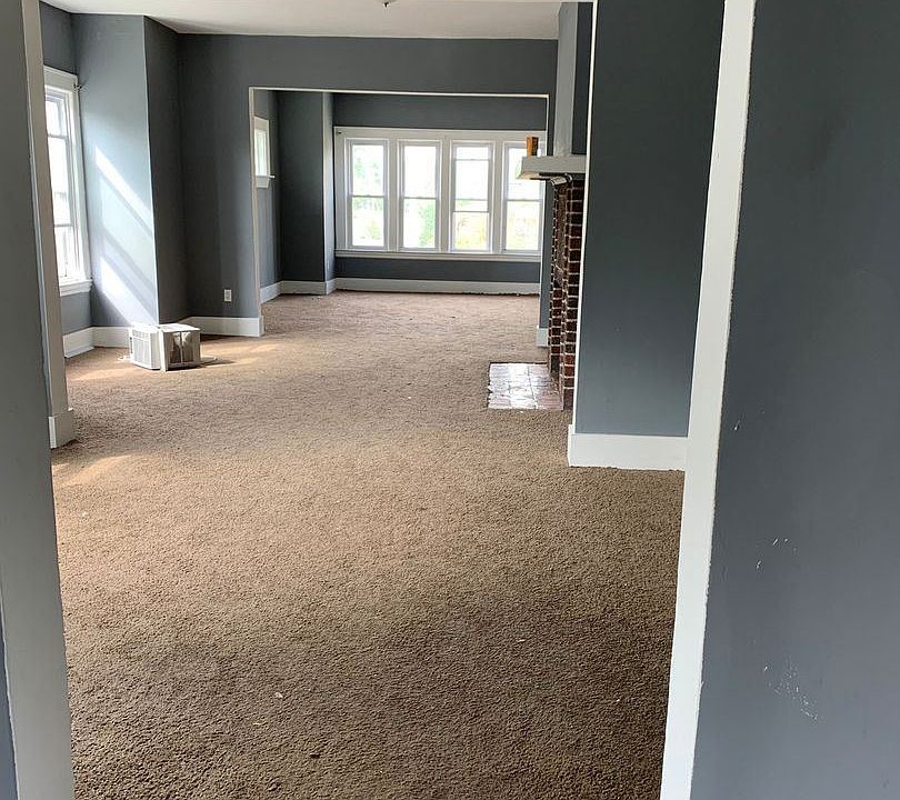 2nd image of 2000 E Grand Blvd #2