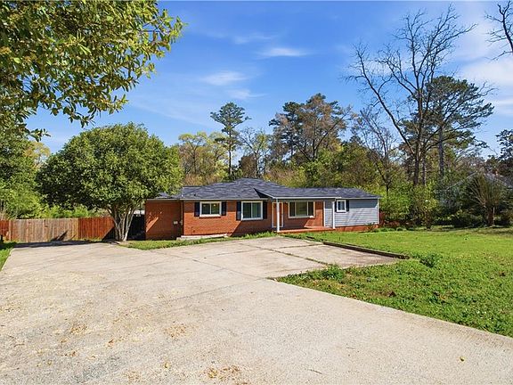 3rd image of 4404 Summerville Rd