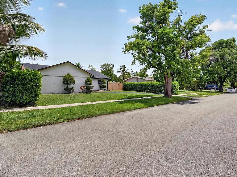 8131 NW 44th Ct — Photo 70