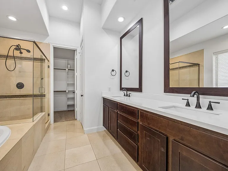 9632 Kings Cross Sta — Photo 15
