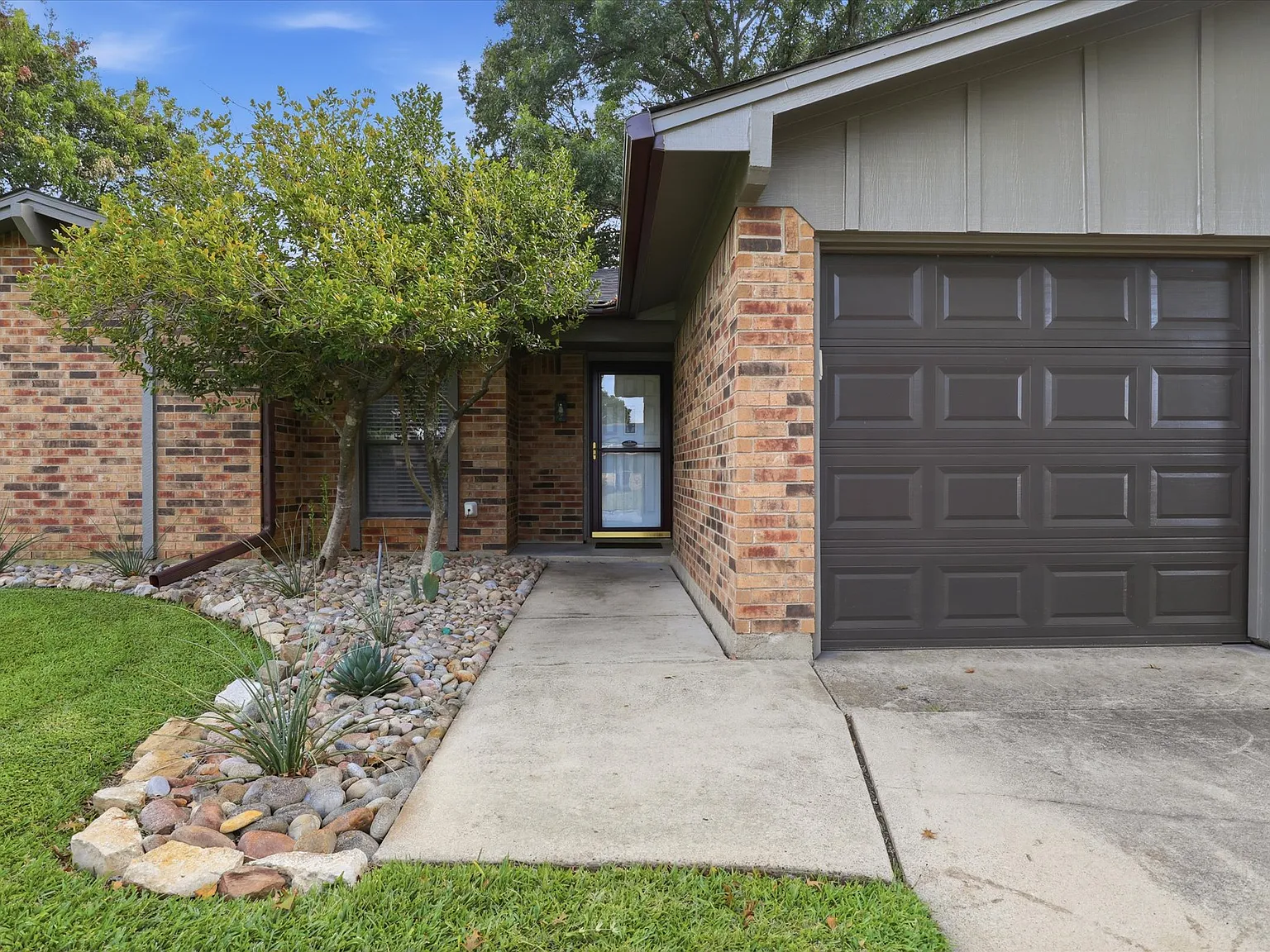 3 bed, 1353 sqft, $2,500 — Photo 3