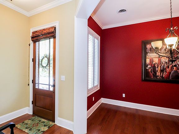 4th image of 375 Windsor Dr N