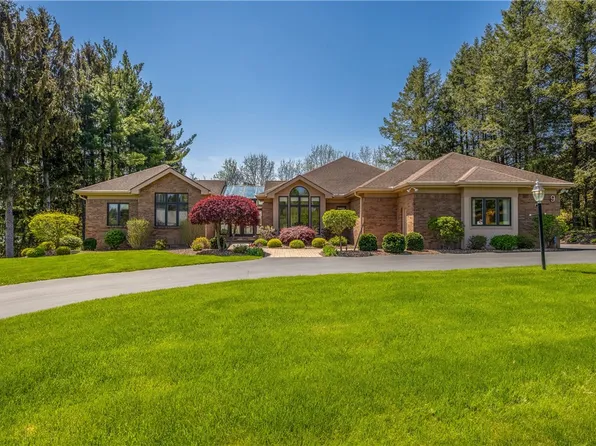 9 Abbey Woods, Pittsford, NY 14534