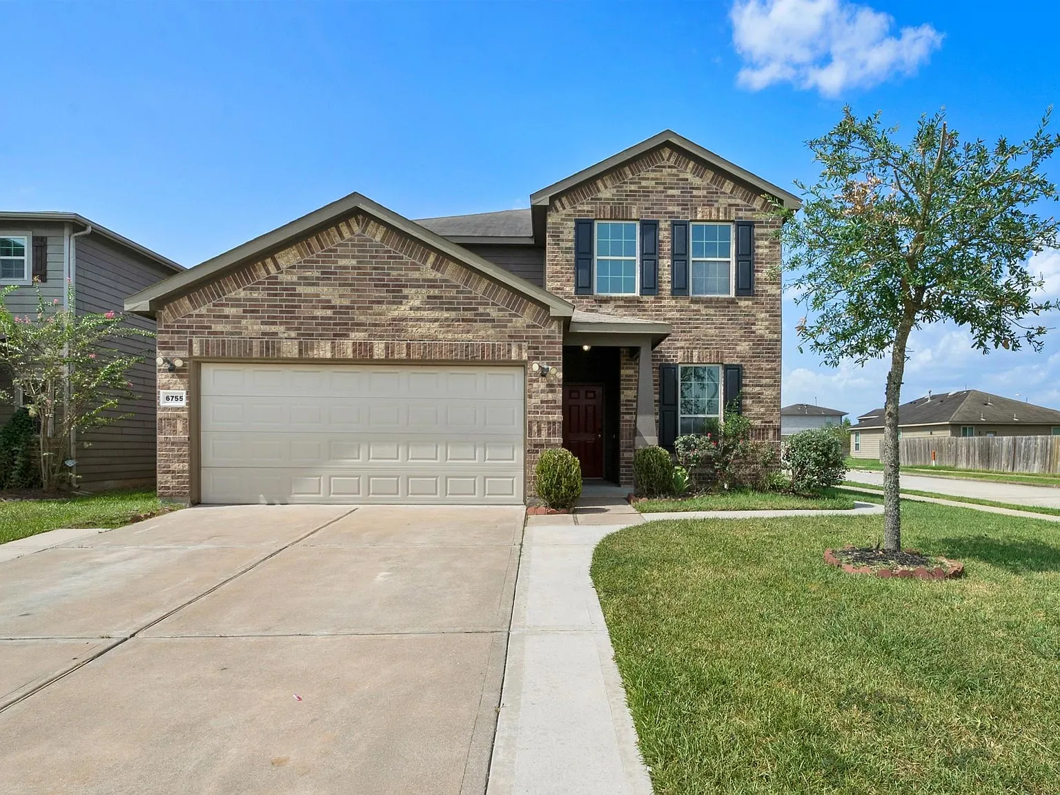 4 bed, 2.5 bath, 2704 sqft, $2,700 — Photo 2