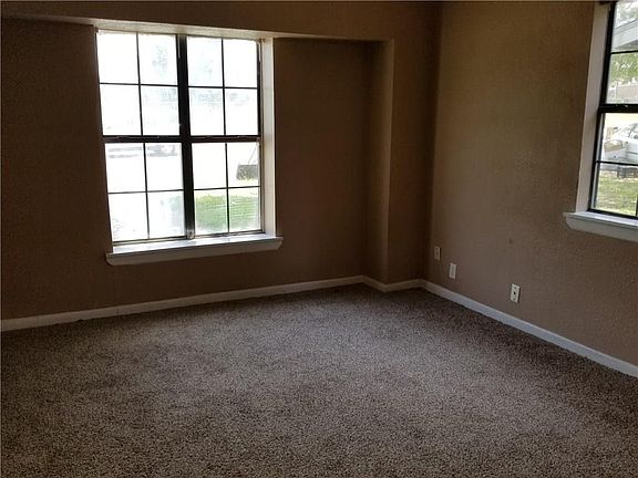 5th image of 3004 Division St