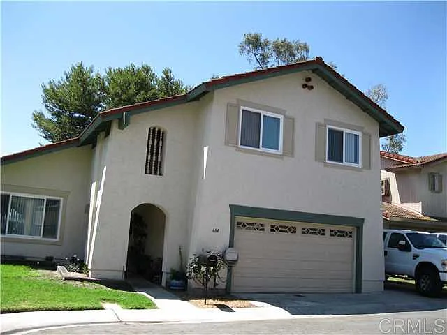 4 bed, 2.5 bath, 2262 sqft, $4,400 — Photo 2
