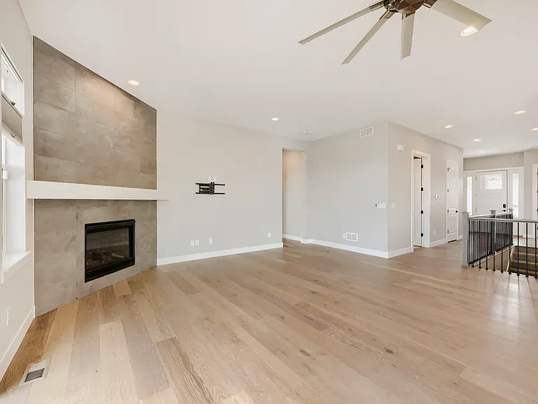 687 Easton Ct — Photo 6