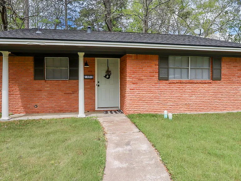1406 Russell Ave — Photo 4