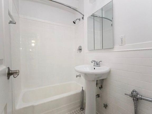 2nd image of 3326 Parsons Blvd #2U