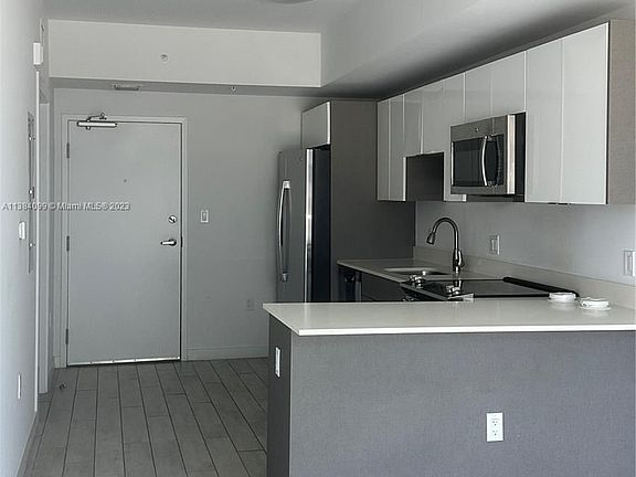 5th image of 321 NE 26th St Unit 607