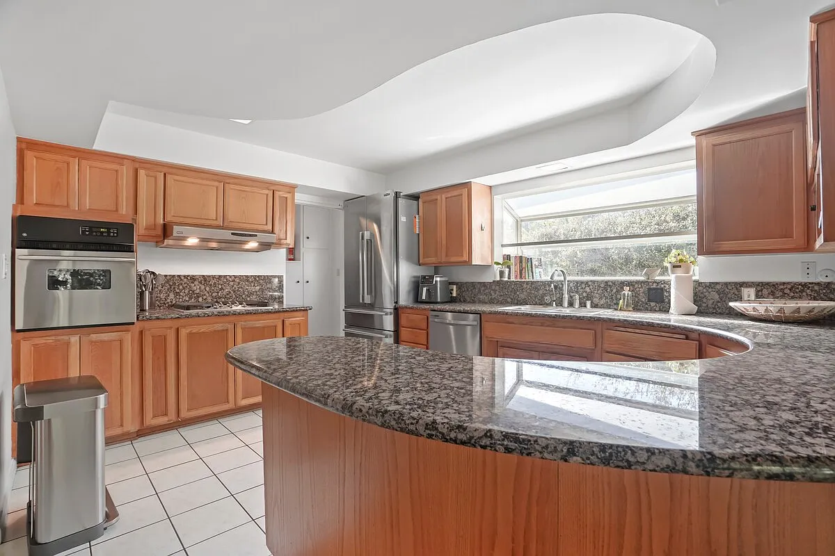 3 bed, 2148 sqft, $11,000 — Photo 3