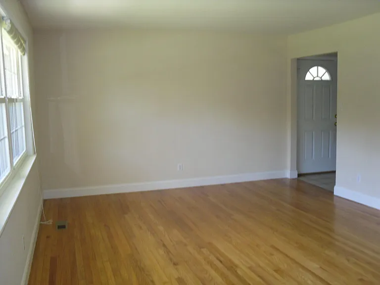 983 E Valley Dr — Photo 4