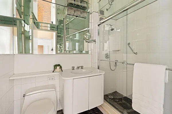 Bathroom, photo 1