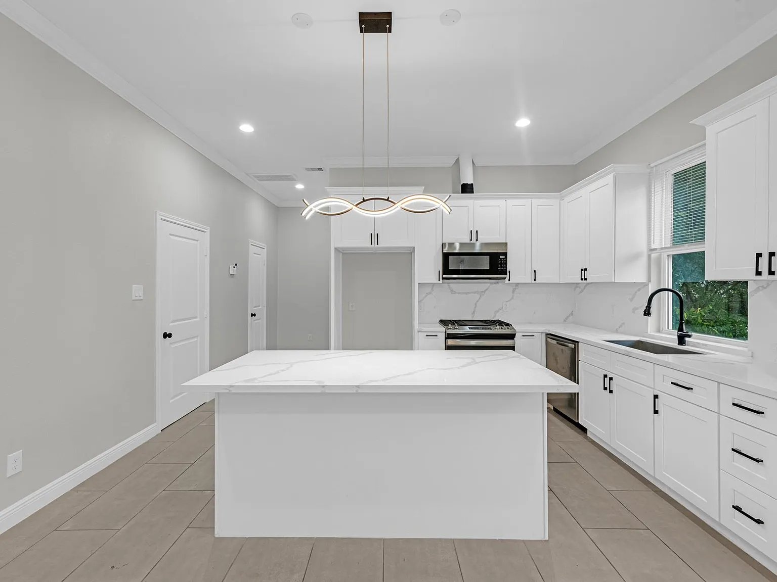 3 bed, 2.5 bath, 1980 sqft, $2,000 — Photo 1