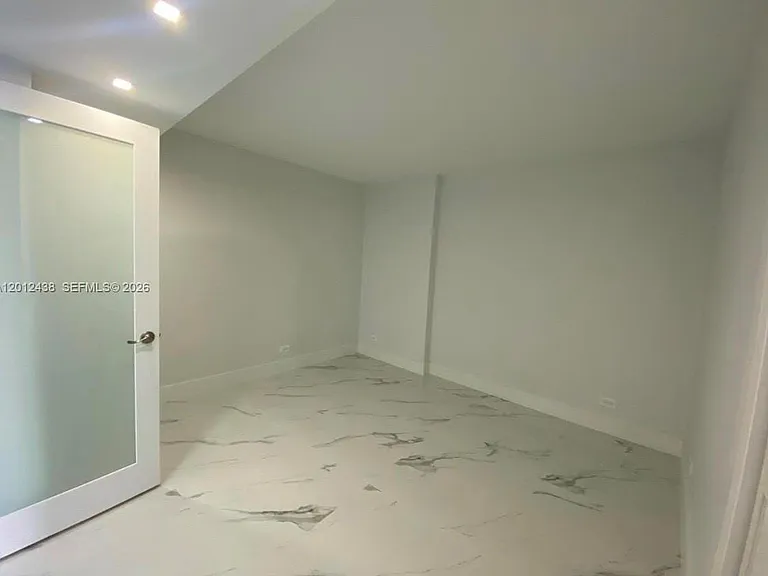6039 Collins Ave #1033 — Photo 18