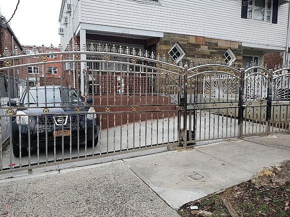 3rd image of 3221 Tenbroeck Ave