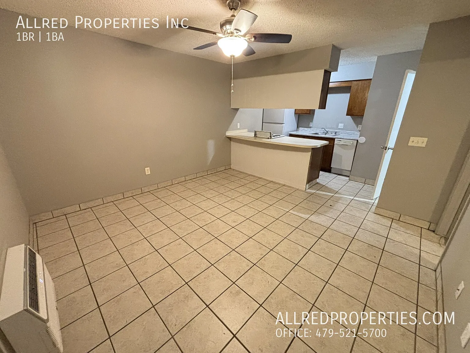 One Bedroom Apartment Near U of A and I-49! — Photo 3