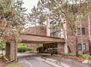 1018 Castilian Ct APT 303, Glenview, IL 60025